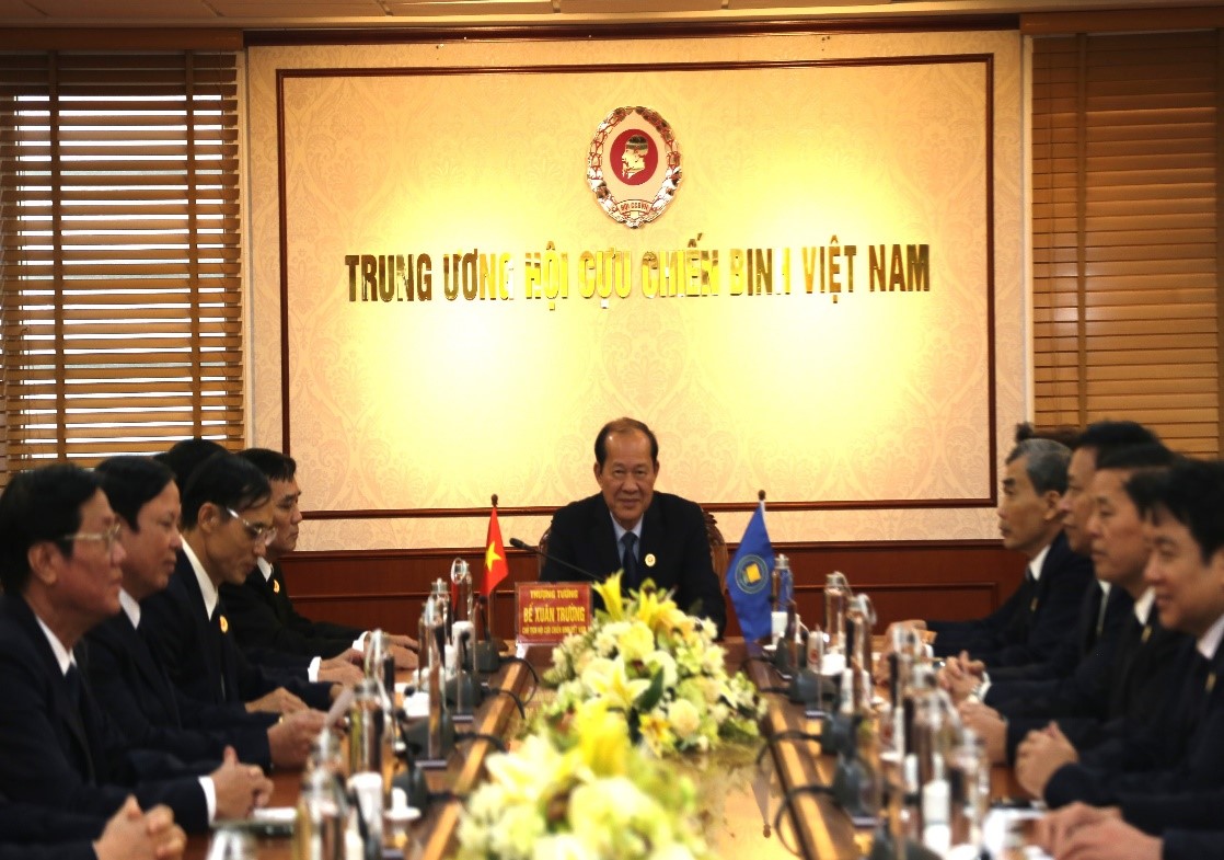 Thượng tướng Bế Xuân Trường, Chủ tịch Hội Cựu chiến binh Việt Nam chủ trì buổi gặp mặt kỷ niệm 43 năm ngày thành lập Liên đoàn cựu chiến binh các nước ASEAN và thông báo kết quả Đại hội VECONAC-22