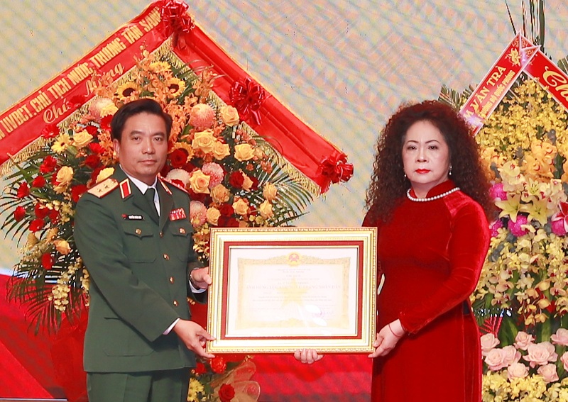 Thừa ủy quyền của Chủ tịch nước, Trung tướng Nguyễn Doãn Anh, trao danh hiệu Anh hùng LLVT Nhân dân đối với Trung tướng Đặng Kinh cho đại diện gia đình