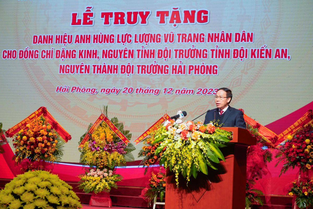 Đồng chí Bí thư Thành ủy Lê Tiến Châu ghi nhận những đóng góp quan trọng của Anh hùng LLVTND - Trung tướng Đặng Kinh. 