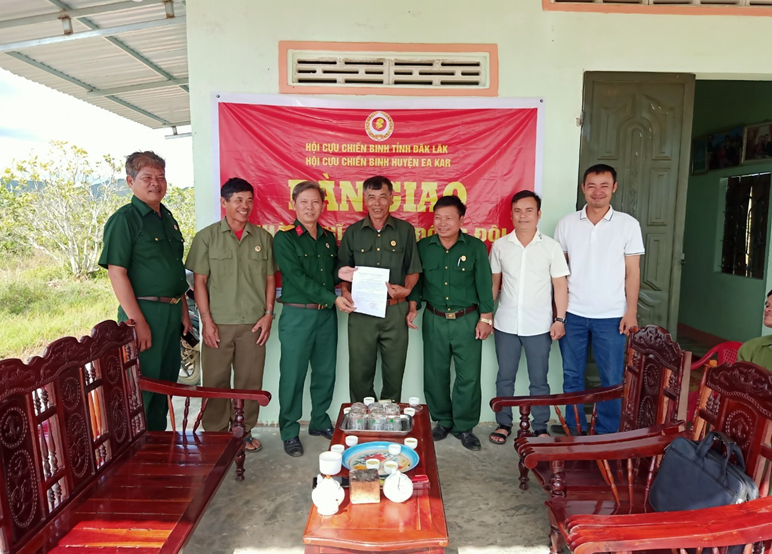 Lãnh đạo Hội CCB huyện Ea Kar trao tặng nhà 