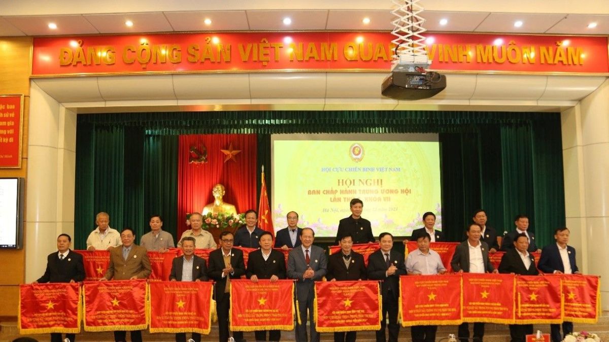 Thượng tướng Bế Xuân Trường - Chủ tịch Hội CCB Việt Nam tặng Cờ thi đua cho các đơn vị có thành tích xuất sắc trong năm 2023.