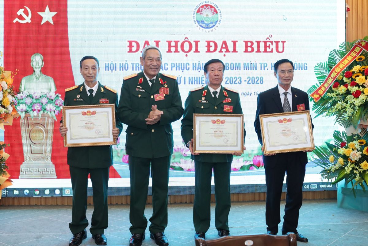 Trung tướng Nguyễn Đức Soát,  Chủ tịch Hội Hỗ trợ khắc phục hậu quả bom mìn Việt Nam trao Bằng khen tặng các tập thể, cá nhân có thành tích xuất sắc