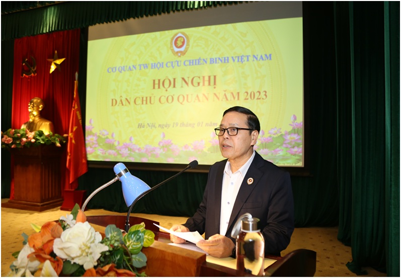 Đồng chí Nguyễn Văn Hạnh, Trưởng ban Pháp luật, Phó Chủ tịch Thường trực Hội đồng thực hiện QCDCCơ quan Trung ương Hội CCB Việt Nam báo cáo kết quả thực hiện QCDC Cơ quan năm 2023