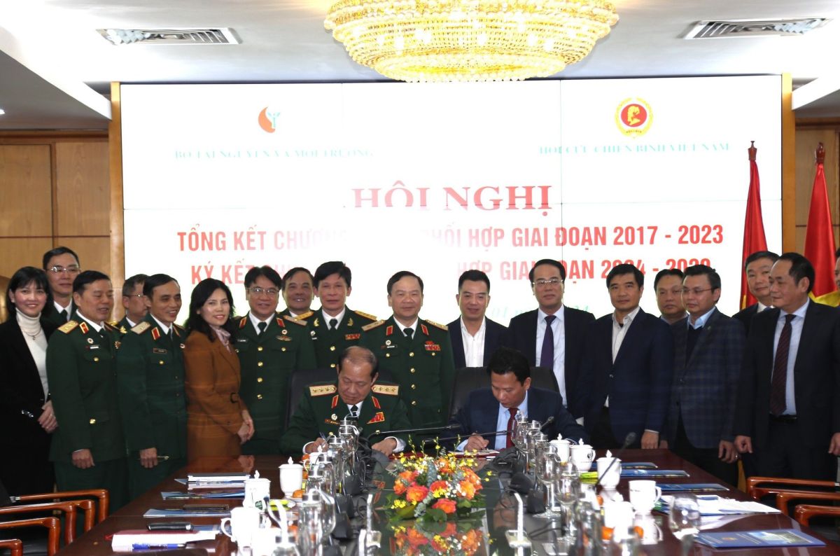 Các đại biểu chứng kiến Lễ ký kết Chương trình phối hợp giữa Bộ Tài nguyên và Môi trường và Hội CCB Việt Nam.