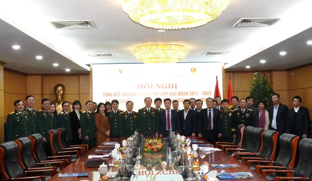 Đại biểu Bộ Tài nguyên và Môi trường và Hội CCB Việt Nam chụp ảnh lưu niệm.