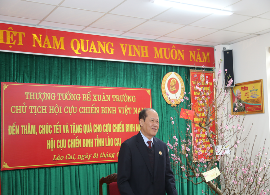Thượng tướng Bế Xuân Trường nói chuyện với Thường trực, cán bộ cơ quan chức năng Hội CCB tỉnh Lào Cai