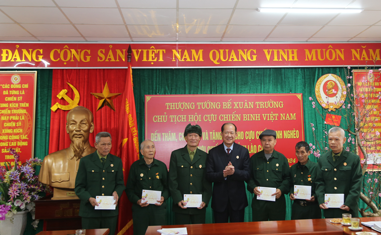 Thượng tướng Bế Xuân Trường, Chủ tịch Hội CCB Việt Nam chúc Tết, tặng quà các các CCB của Hội CCB tỉnh Lai Châu