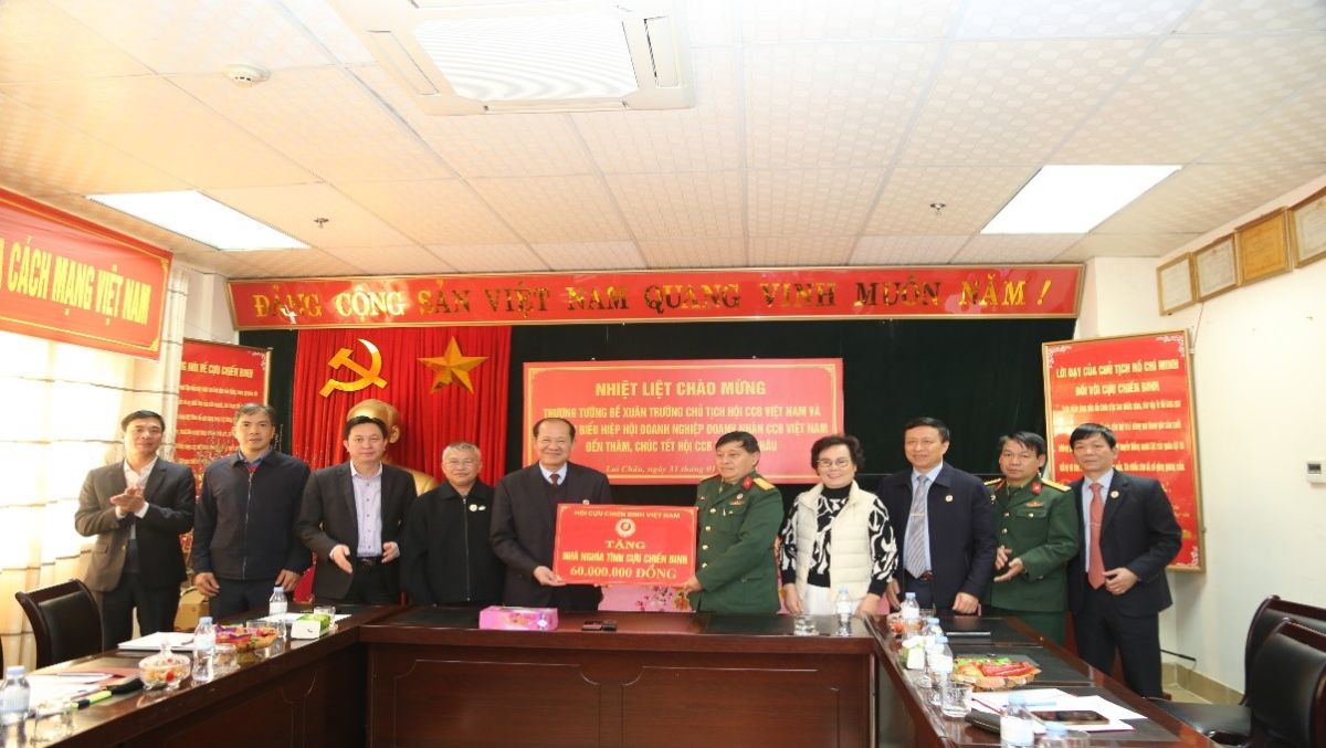 Thượng tướng Bế Xuân Trường trao tặng 01 căn nhàn Nghĩa tình CCB cho Hội CCB tỉnh Lai Châu.