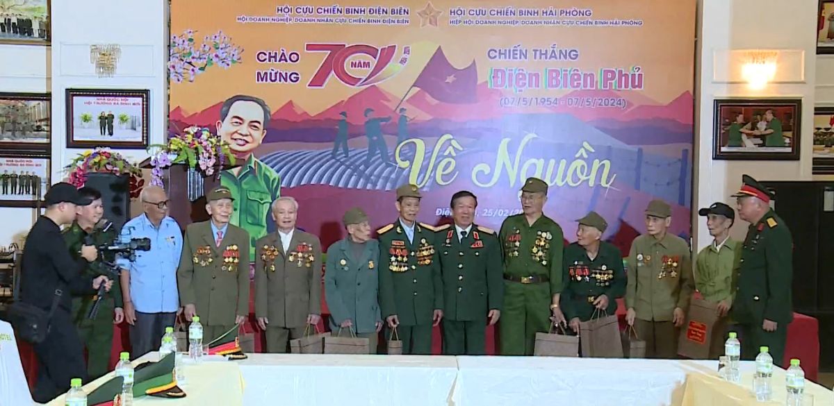 Thiếu tướng Lưu Xuân Cải - Chủ tịch Hội Cựu chiến binh thành phố Hải Phòng tặng quà chiến sĩ Điện Biên