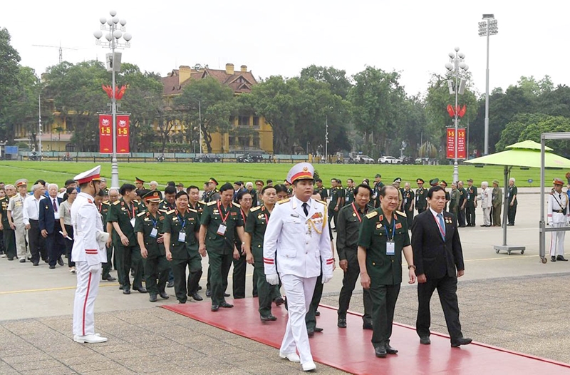 Trước đó, các đại biểu vào Lăng viếng Chủ tịch Hồ Chí Minh.