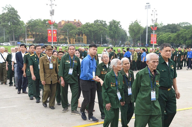  Các cựu chiến binh, cựu thanh niên xung phong vào Lăng viếng Chủ tịch Hồ Chí Minh.
