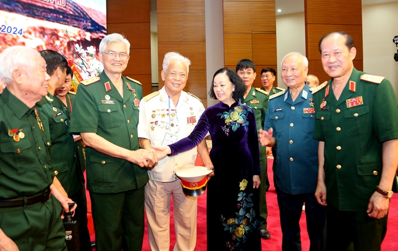Thường trực Ban Bí thư Trương Thị Mai và các đại biểu tại buổi gặp mặt. 