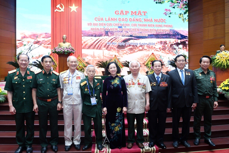 Thường trực Ban Bí thư Trương Thị Mai và các đại biểu tại buổi gặp mặt. 