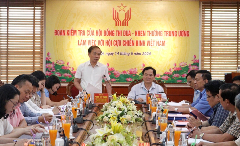 Phó Trưởng ban Thường trực Ban Dân vận Trung ương Phạm Tất Thắng phát biểu tại buổi làm việc. 