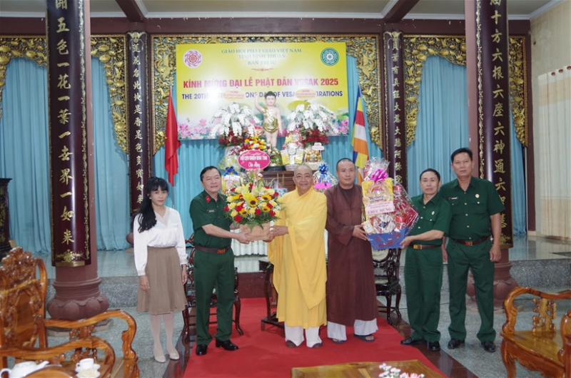 Hội Cựu chiến binh tỉnh Bình Thuận thăm chúc mừng Đại lễ Phật đản Vesak năm 2025