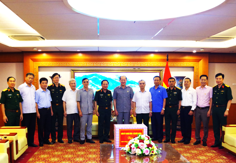 Đại tướng Trịnh Văn Quyết thăm và tặng quà Trung ương Hội Cựu chiến binh Việt Nam