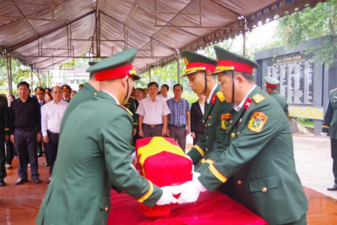 Lễ truy điệu và an táng hài cốt liệt sĩ tại xã M’Drắk   