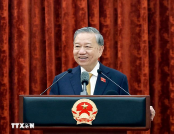 Ánh sáng Hồ Chí Minh soi đường chúng ta đi