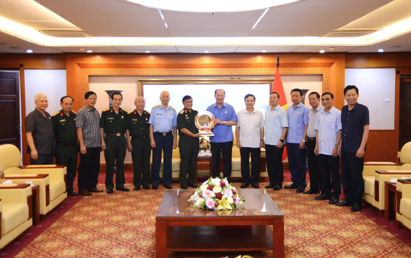 Ban Liên lạc truyền thống cơ quan T.Ư Hội CCB Việt Nam trao biểu trưng cho Hội CCB Việt Nam