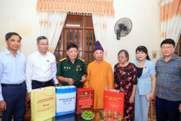 Tri ân gia đình người có công nhân dịp 79 năm Ngày Thương binh - Liệt sĩ